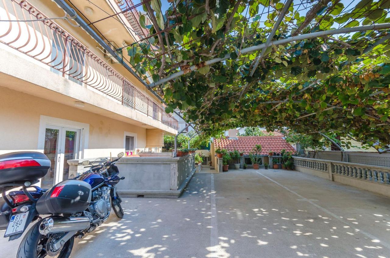 Apartments Mira I Vodice Buitenkant foto